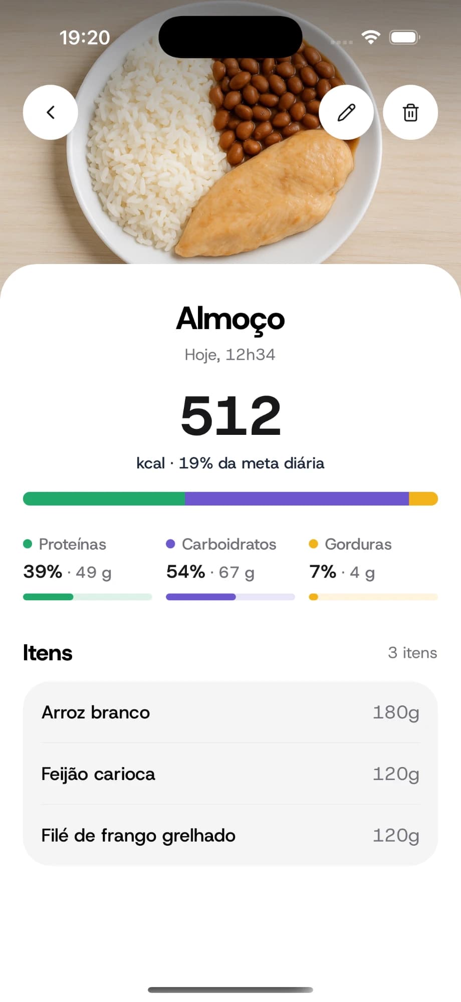 Detalhe do almoço com 512 kcal e macros